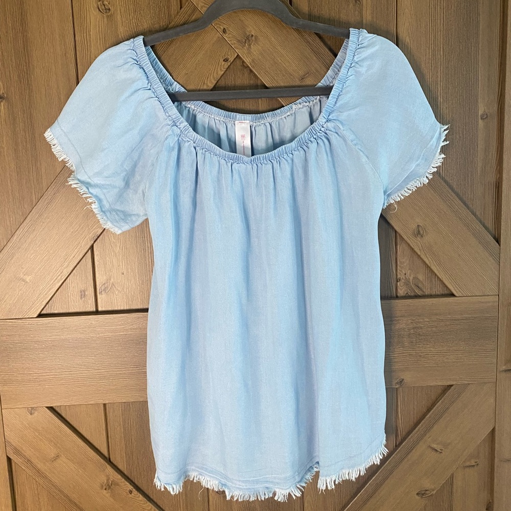3/10 Off the shoulder faux denim top